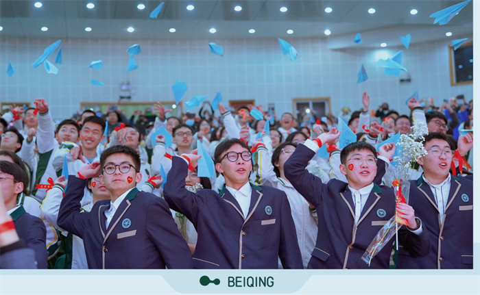 承载梦想的纸飞机