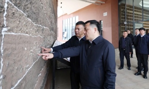 刘洪建在石寨山大遗址调研。