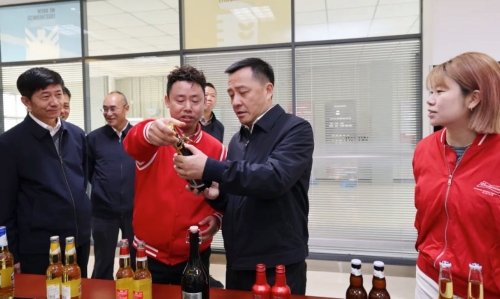 刘洪建在百威（昆明）啤酒有限公司调研。