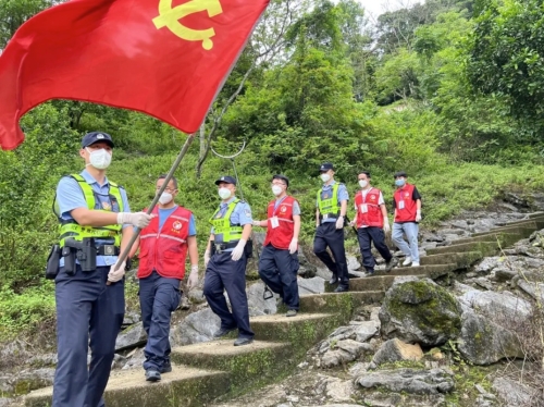 广西壮族自治区百色市开展“国门党建联盟区”党建品牌创建,联盟成员单位开展联合巡边。图片来源:百色边境管理支队 广西壮族自治区百色市开展“国门党建联盟区”党建品牌创建,联盟成员单位开展联合巡边。图片来源:百色边境管理支队