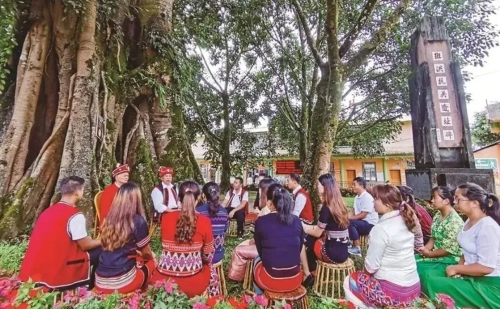 云南省沧源县边境村的老支书们引领乡亲们建设好美丽家园,维护好民族团结,守护好神圣国土。临沧市委组织部供图 云南省沧源县边境村的老支书们引领乡亲们建设好美丽家园,维护好民族团结,守护好神圣国土。临沧市委组织部供图