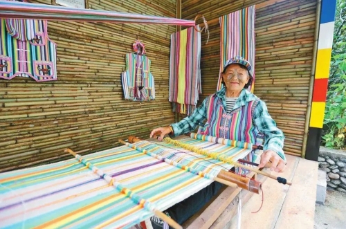 怒江傈僳族自治州贡山独龙族怒族自治县独龙江乡“织女”编织独龙毯。陈飞 摄 怒江傈僳族自治州贡山独龙族怒族自治县独龙江乡“织女”编织独龙毯。陈飞 摄