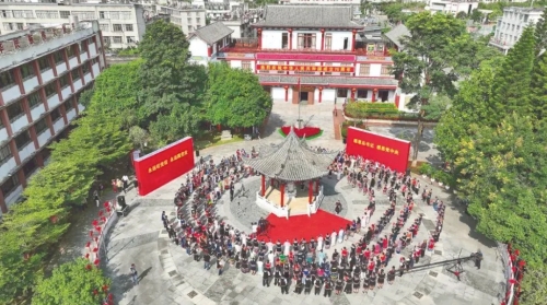 在被誉为“新中国民族团结第一碑”和“新中国民族工作第一碑”的普洱民族团结誓词碑前,各族群众载歌载舞。陈飞 摄 在被誉为“新中国民族团结第一碑”和“新中国民族工作第一碑”的普洱民族团结誓词碑前,各族群众载歌载舞。陈飞 摄