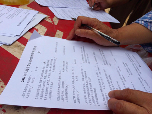 现场市民认真填写问卷调查