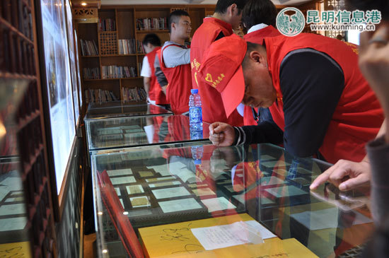 饶有兴致地品味这丰盛的传统文化大餐。