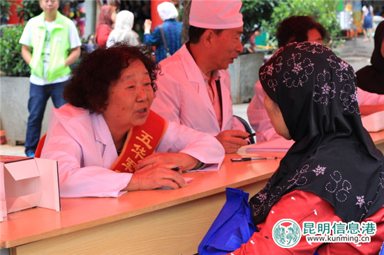 军休医疗专家为市民服务