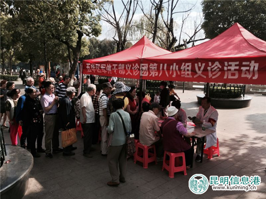 义诊台前排起长队