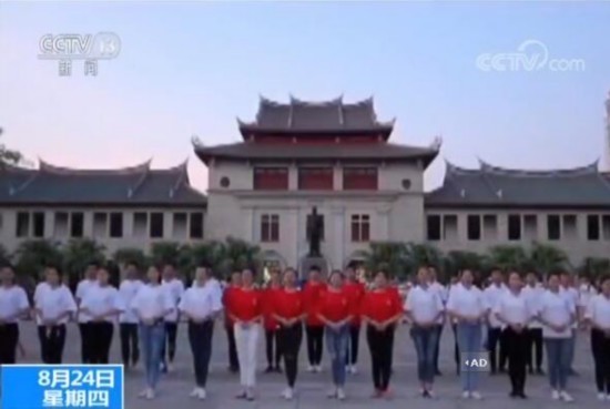 来自厦门大学的志愿者正在进行礼仪训练 来自厦门大学的志愿者正在进行礼仪训练