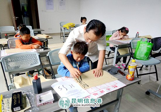 培训老师教孩子写笔画