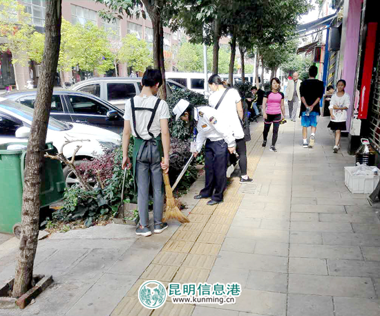 清扫人行道垃圾 清扫人行道垃圾