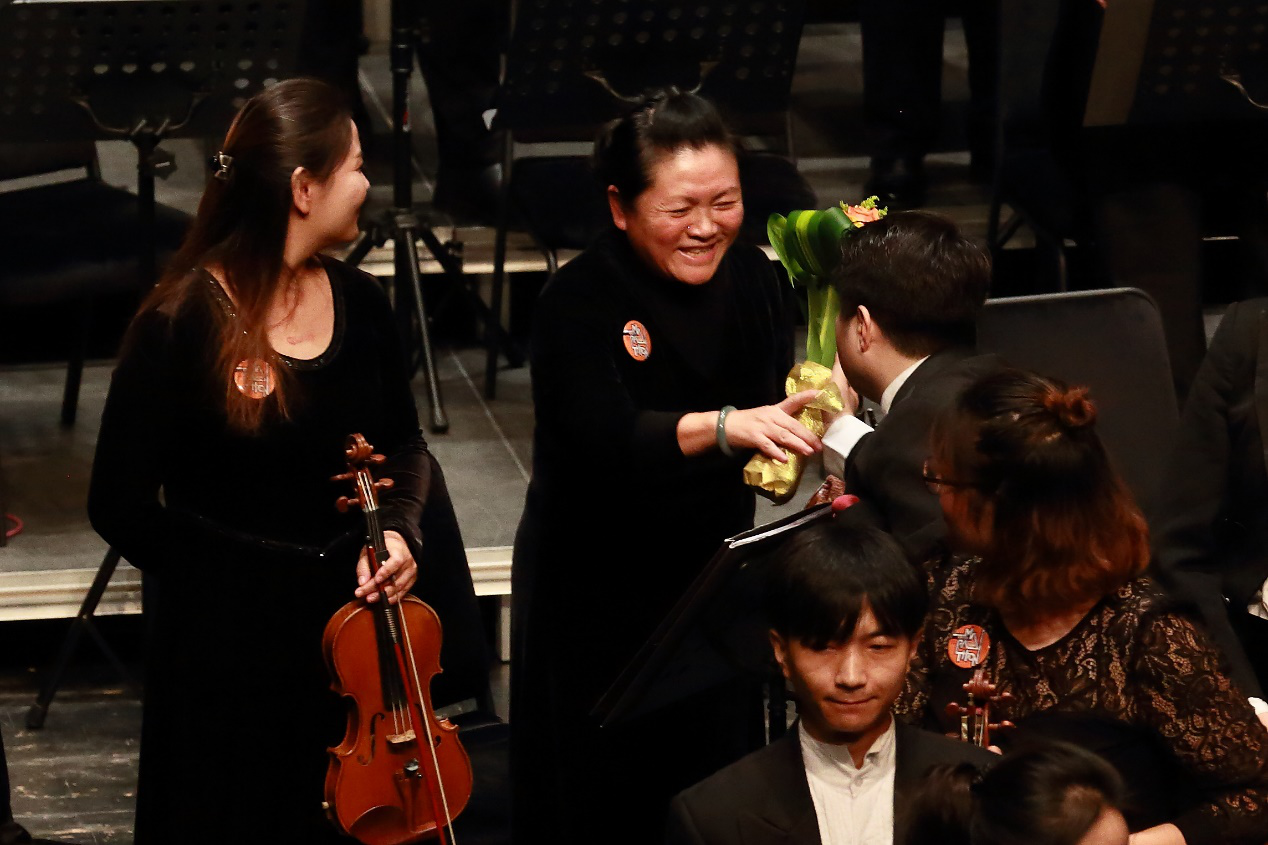 向昆明聂耳交响乐团即将退休的唐小岚献花 向昆明聂耳交响乐团即将退休的唐小岚献花