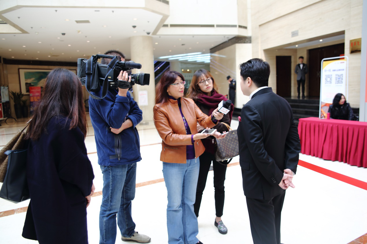 昆明聂耳交响乐团艺术总监黄屹接受中央电视台记者采访 昆明聂耳交响乐团艺术总监黄屹接受中央电视台记者采访