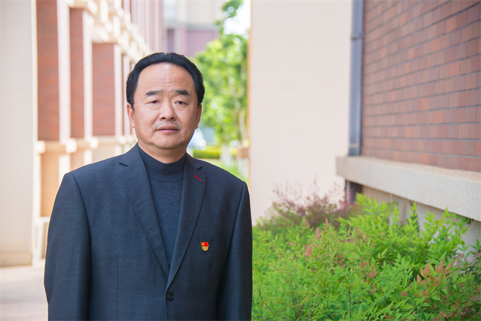 学校校长张洪志