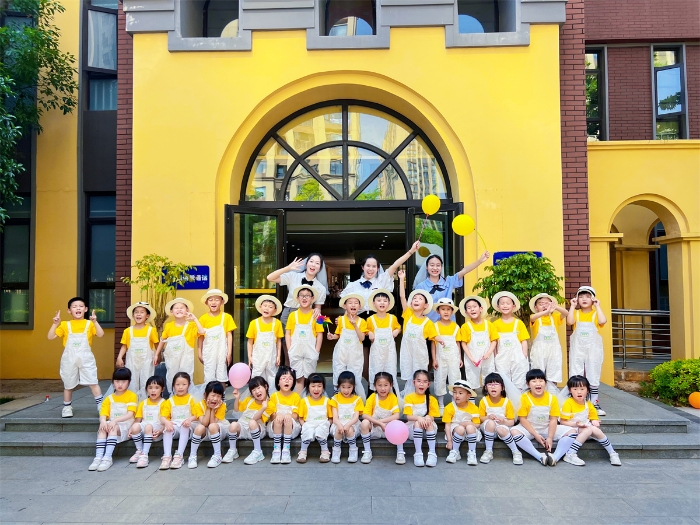 学前教育专业学生在幼儿园实习合影 学前教育专业学生在幼儿园实习合影