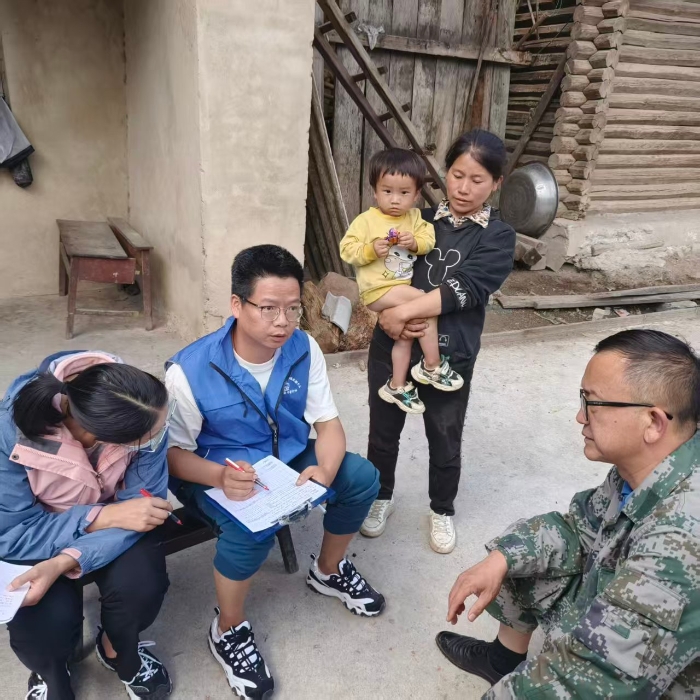 4.怒江州社保服务进万家——进村户面对面向村民宣传社保政策