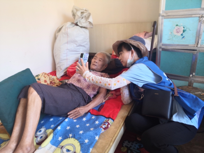 6.怒江州社保服务进万家——社保工作人员上门为行动不便的老人进行领取养老保险待遇资格认证