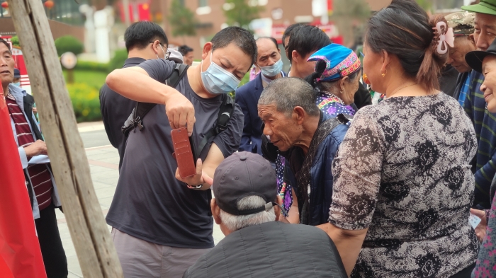 7.怒江州社保服务进万家——进社区进行政策宣传和集中认证服务