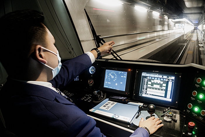 3等奖-许明-15273365622《隧道在眼前、责任在心中》-许明-15273365622-云南京建轨道-2020年10月18日摄-火车北站进站前