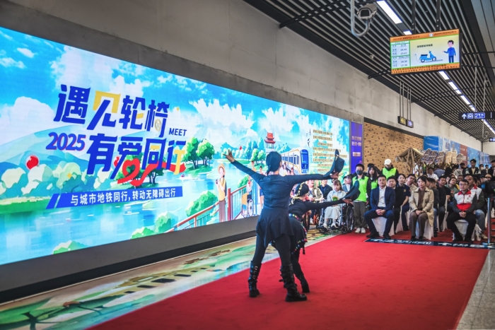 组照一.（1-2）《遇见轮椅，有爱同行》柴和春 