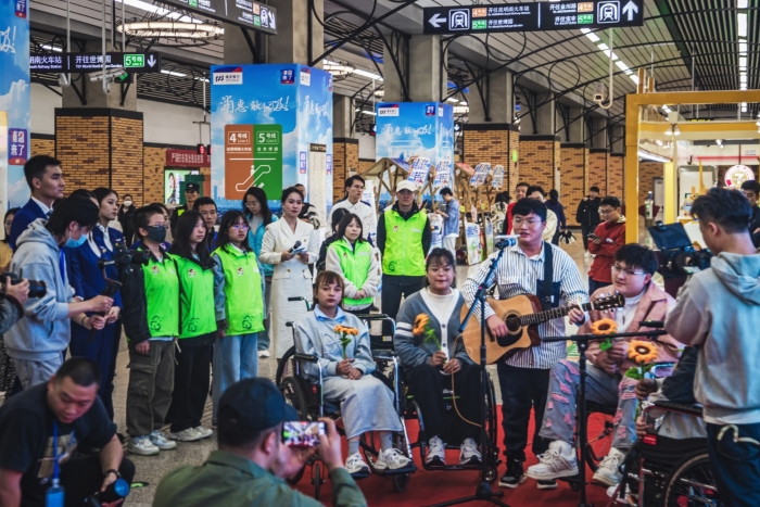 组照一.（1-4）《遇见轮椅，有爱同行》柴和春 