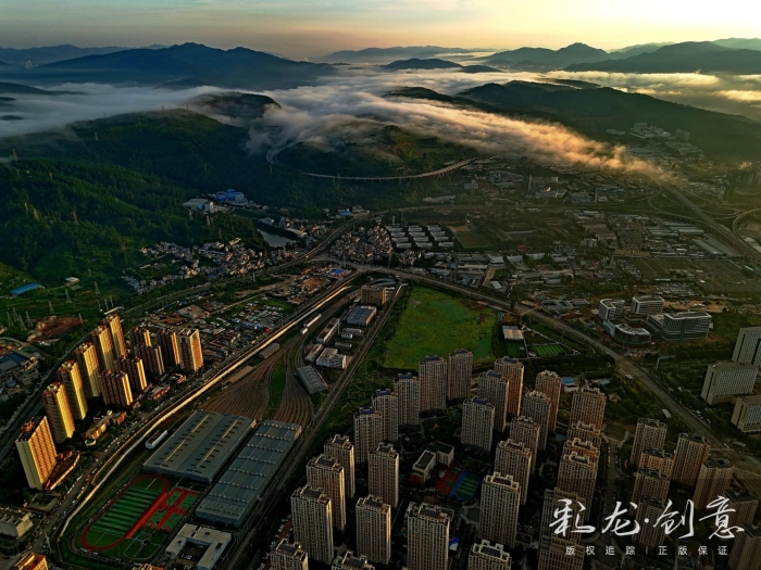 柏曙华《晨曦中的大漾田车场》1808715211620于2025