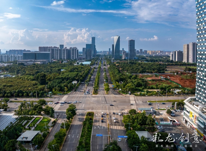 康谨兰15287108361《联大街地铁站的城市风光》2025