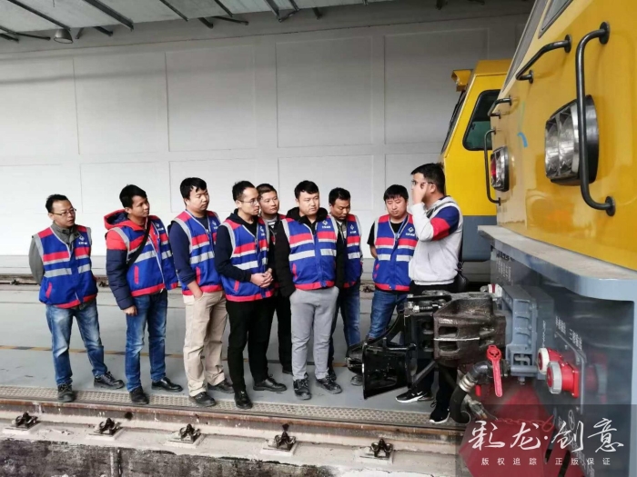 李永昆、电话：18388032269、标题：专心致志、拍摄时间：2019年10月31日、拍摄地点：昆明地铁3号线石咀车辆段