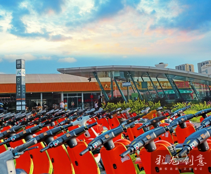 徐定忠  联系电话：13078777372 作品标题。《红流织轨---地铁共享时代》拍摄时间：2025