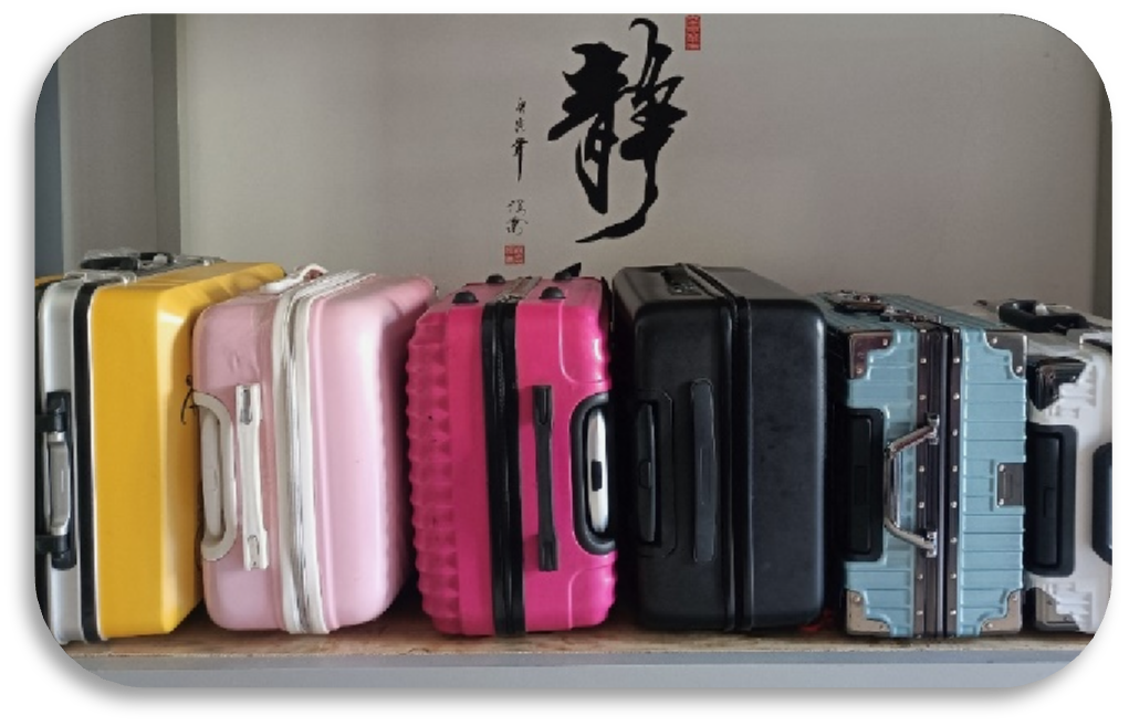 摆放整齐的行李箱.png