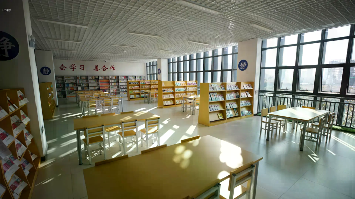 学校图书馆.webp