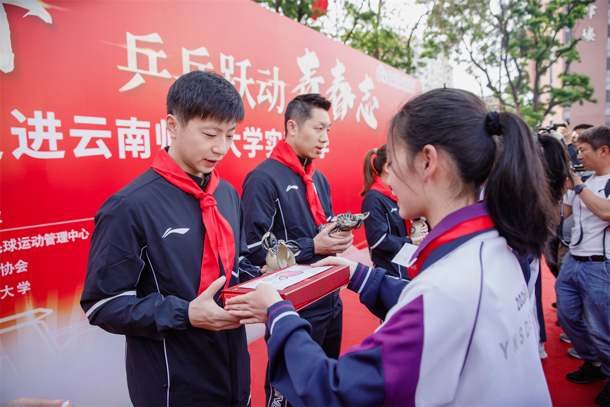 奥运冠军进校园_副本.jpg 奥运冠军进校园_副本.jpg