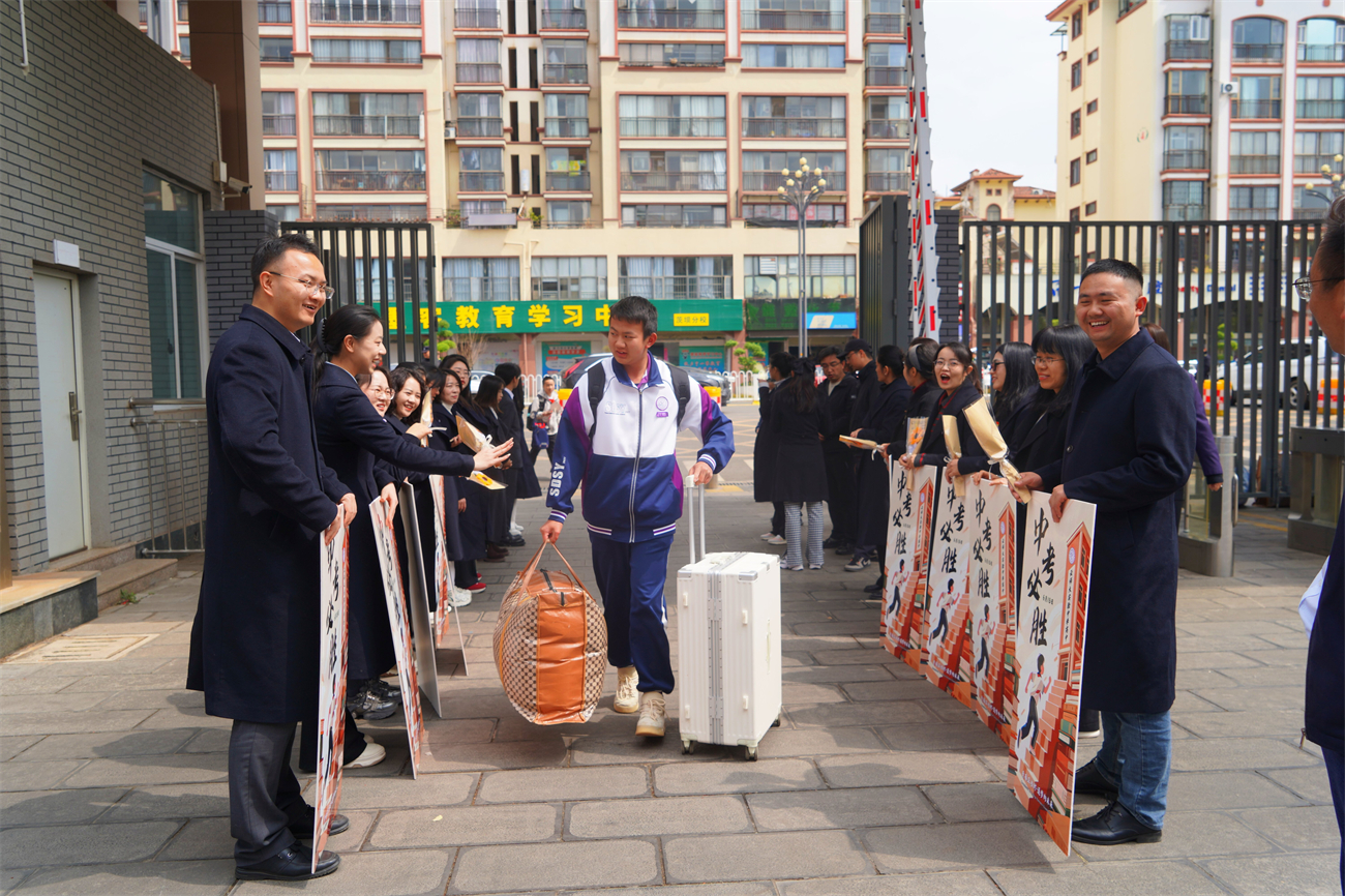 开学迎接学生返校_副本