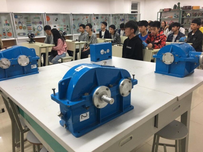 学生在机械基础实训室上课
