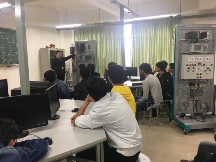 学生在西门子实训中心上课