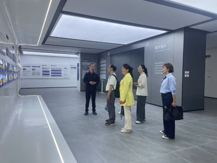 教师们赴企业交流学习