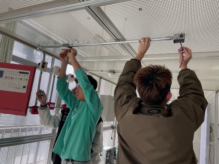 实训课学生进行技能实操