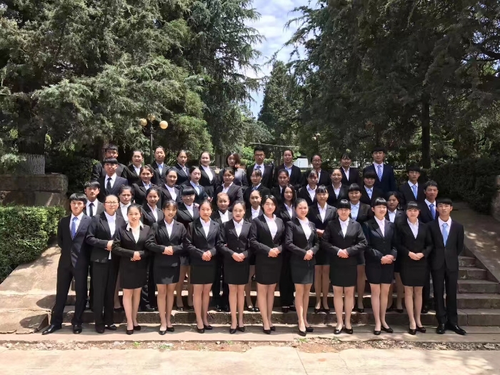 4.学生模拟公司团队进行商业路演
