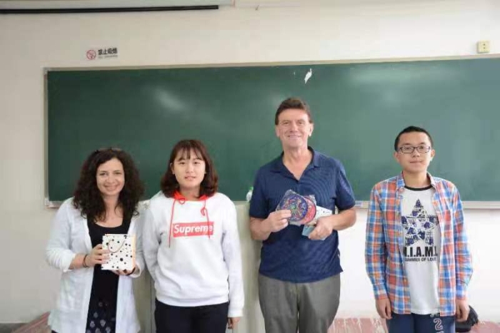 加方老师为中加班同学授课