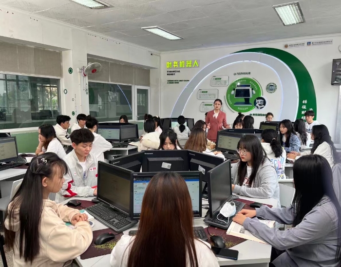 中加班的学生在财务机器人实训室上课