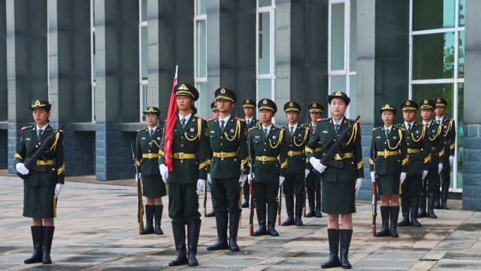 学校国旗护卫队每周开展升国旗活动