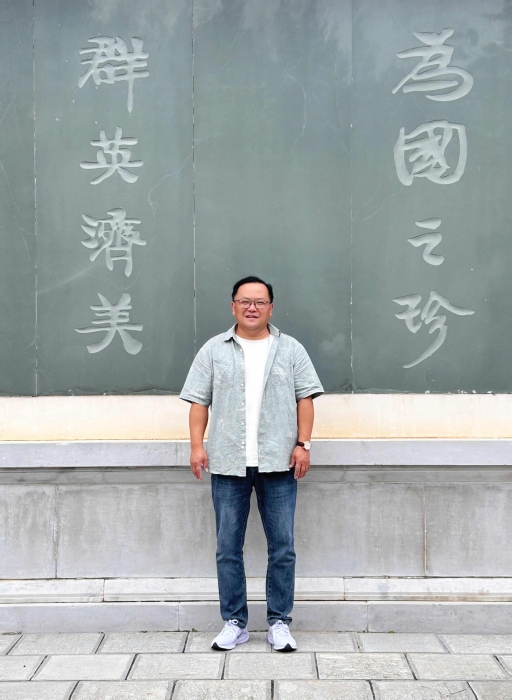 正高级教师、全国先进名师工作室主持人、云南省基础教育学科教师专家库成员、昆明市教学名师、昆明市名班主任 刘利光 正高级教师、全国先进名师工作室主持人、云南省基础教育学科教师专家库成员、昆明市教学名师、昆明市名班主任 刘利光