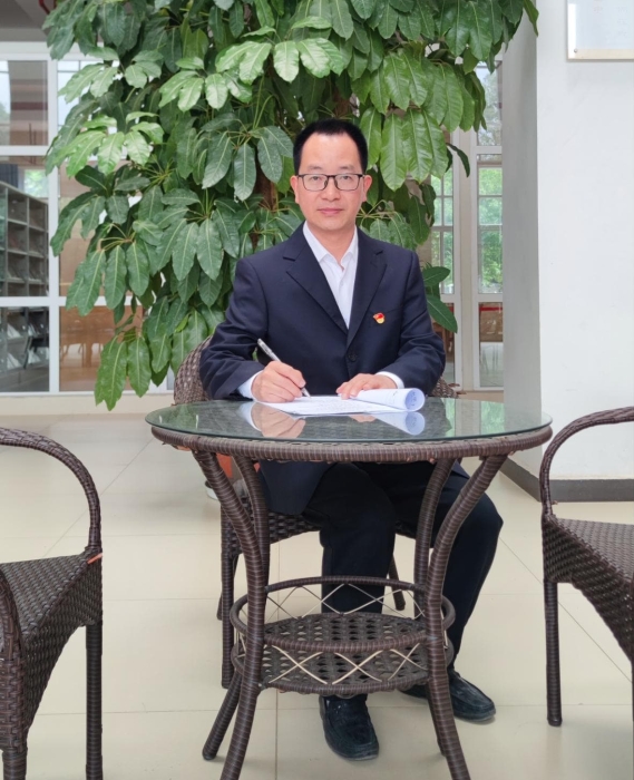 正高级教师、云南省兴滇英才支持计划”教育人才、云南省基础教育领域省级名师工作室主持人、云南省骨干教师、昆明市教学名师、昆明市学科带头人、昆明市骨干教师、 何玉佺 正高级教师、云南省兴滇英才支持计划”教育人才、云南省基础教育领域省级名师工作室主持人、云南省骨干教师、昆明市教学名师、昆明市学科带头人、昆明市骨干教师、 何玉佺