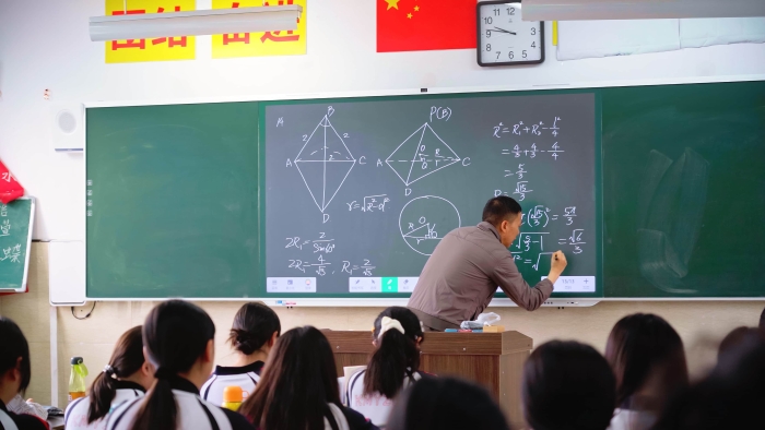 教师使用智慧黑板上课 教师使用智慧黑板上课