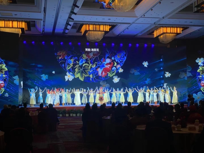 8、我校合唱团参加2024年云南省迎春茶话会,与我省彝族海菜腔著名歌手李怀秀同台演唱《海菜谣》 8、我校合唱团参加2024年云南省迎春茶话会,与我省彝族海菜腔著名歌手李怀秀同台演唱《海菜谣》