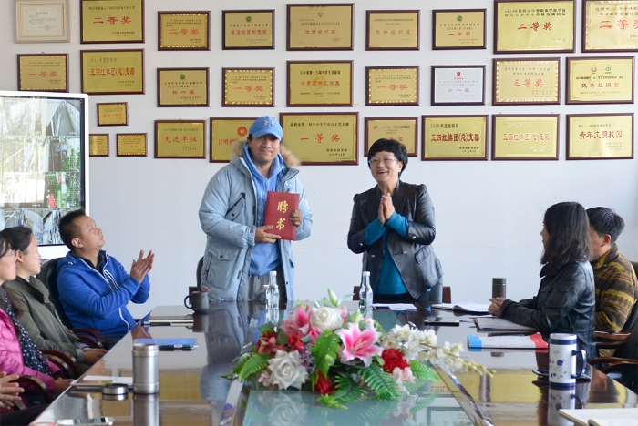 6、我国著名舞蹈家、舞剧编导万玛尖措老师被我校聘为特聘专家,直接到校指导学生编排原创剧目 6、我国著名舞蹈家、舞剧编导万玛尖措老师被我校聘为特聘专家,直接到校指导学生编排原创剧目