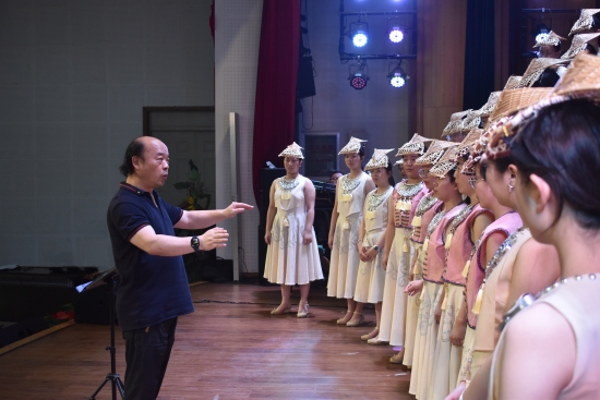 3、云南艺术学院音乐学院张红彬教授来学校上合唱示范课 3、云南艺术学院音乐学院张红彬教授来学校上合唱示范课