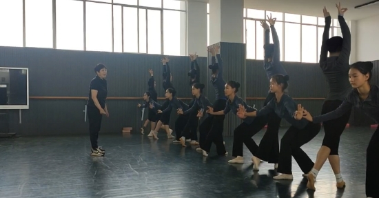 01、学校舞蹈科“银龄名师”朱红教授在上教学示范课 01、学校舞蹈科“银龄名师”朱红教授在上教学示范课
