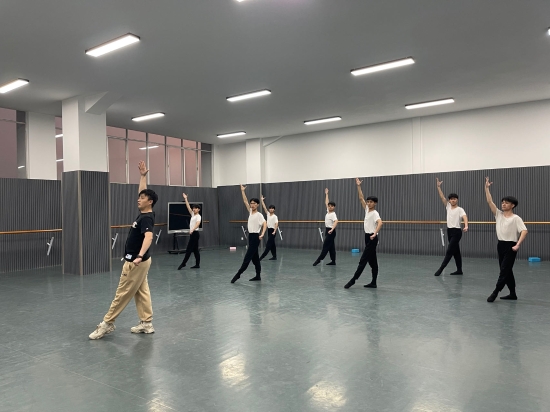 03、云南艺术舞蹈学院舞蹈表演系主任张焱副教授来校上示范课 03、云南艺术舞蹈学院舞蹈表演系主任张焱副教授来校上示范课