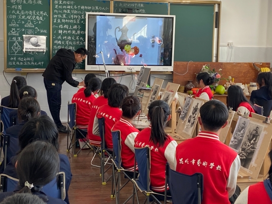 01、学校特聘教授云南艺术学院水彩系主任周立明老师在上水彩示范课 01、学校特聘教授云南艺术学院水彩系主任周立明老师在上水彩示范课