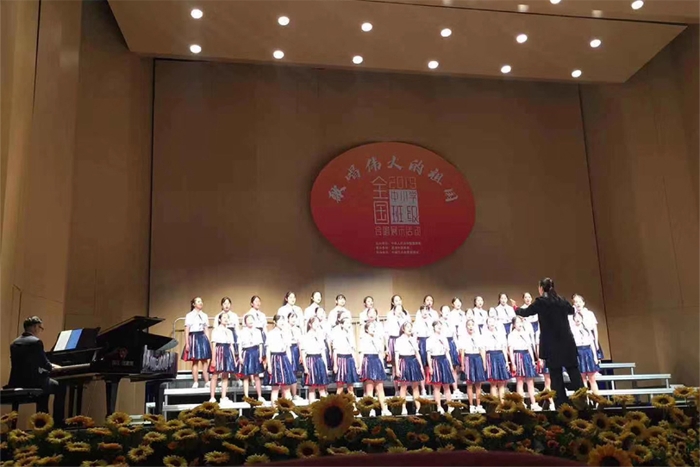 03、合唱《山童》、《我们美丽的祖国》校合唱团代表云南省参加由国家教育部在深圳举办的全国中小学班级合唱比赛中荣获一等奖 03、合唱《山童》、《我们美丽的祖国》校合唱团代表云南省参加由国家教育部在深圳举办的全国中小学班级合唱比赛中荣获一等奖